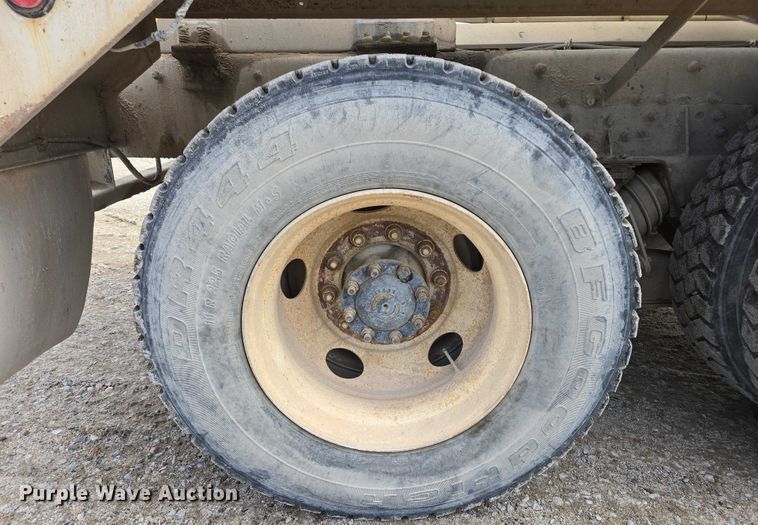 image for item EB1058 2000 International 5600i ready mix truck