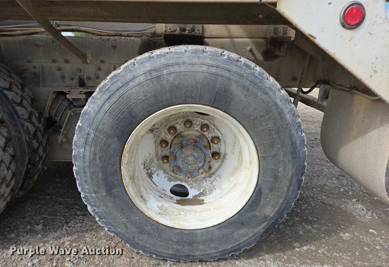 image for item EB1058 2000 International 5600i ready mix truck