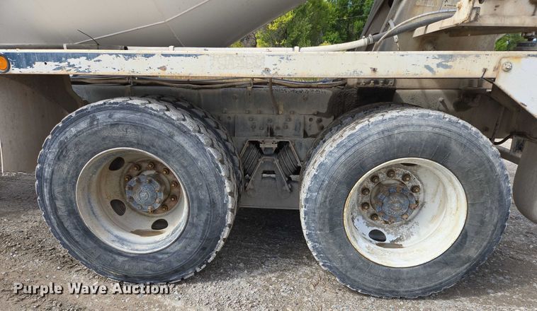 image for item EB1058 2000 International 5600i ready mix truck