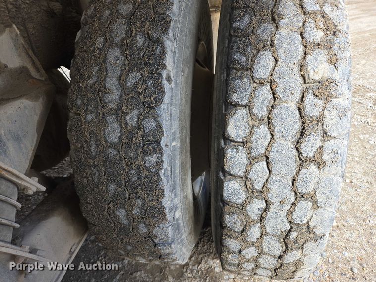 image for item EB1058 2000 International 5600i ready mix truck