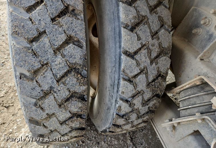 image for item EB1058 2000 International 5600i ready mix truck