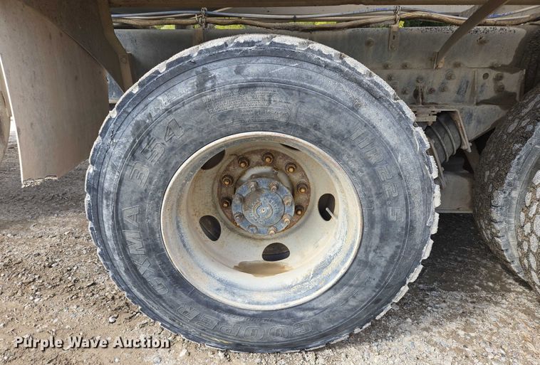 image for item EB1058 2000 International 5600i ready mix truck