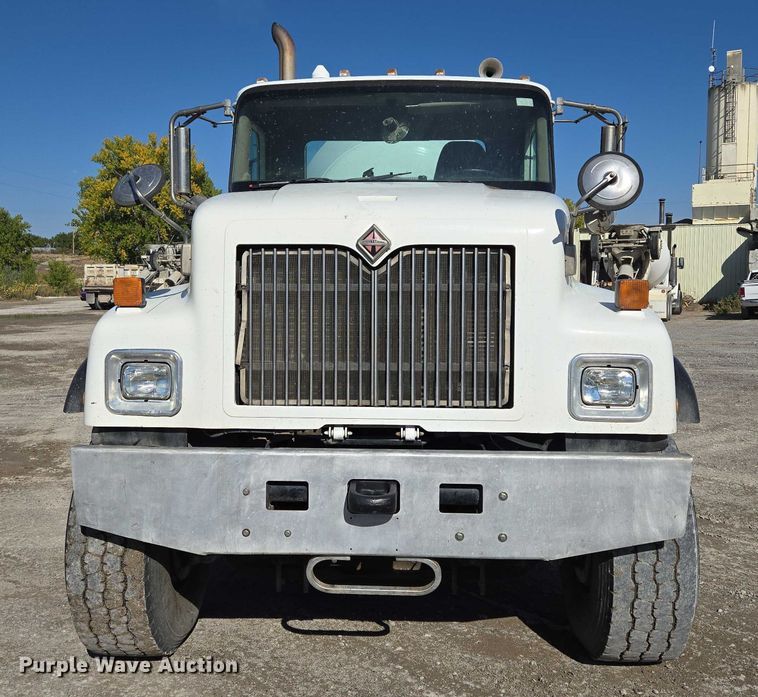 image for item EB1060 2003 International 5500i ready mix truck