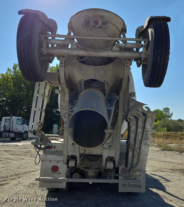 image for item EB1060 2003 International 5500i ready mix truck