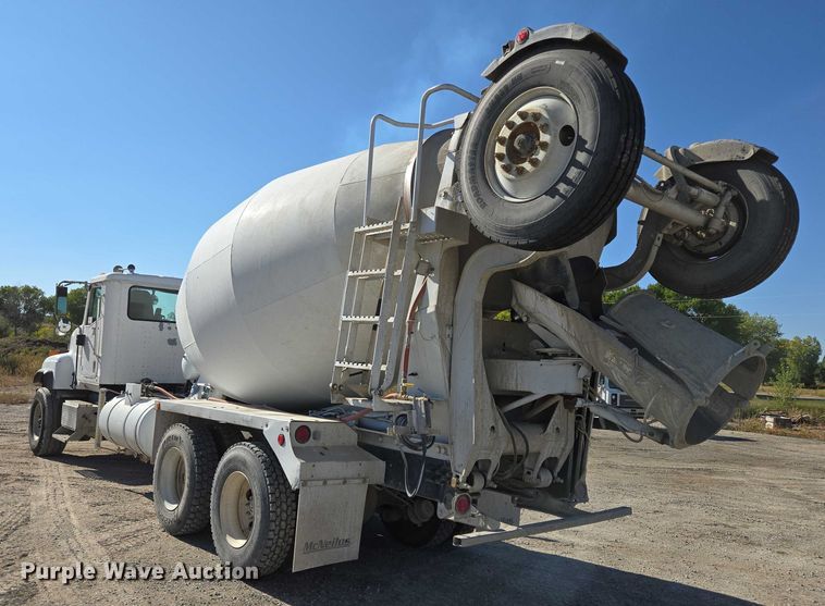 image for item EB1060 2003 International 5500i ready mix truck