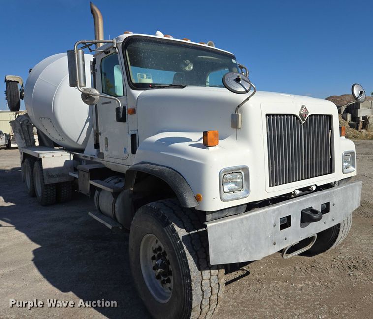image for item EB1060 2003 International 5500i ready mix truck