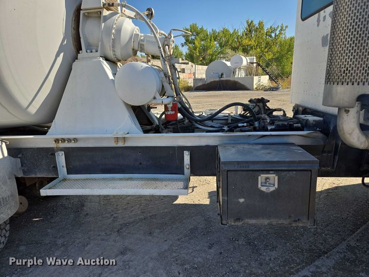 image for item EB1060 2003 International 5500i ready mix truck
