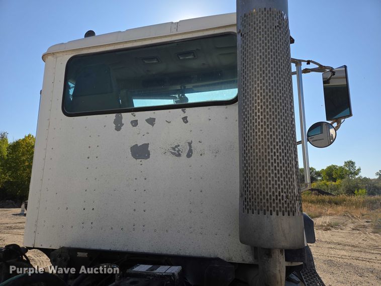 image for item EB1060 2003 International 5500i ready mix truck