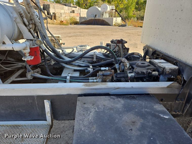 image for item EB1060 2003 International 5500i ready mix truck