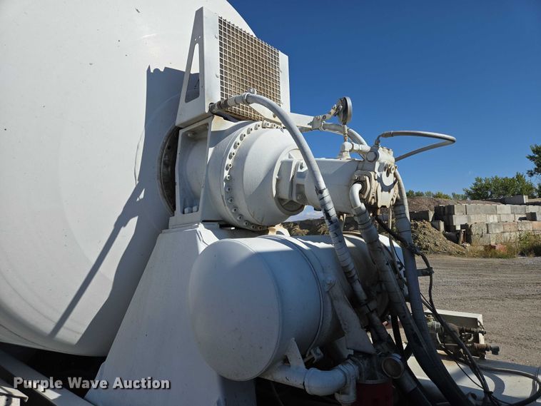image for item EB1060 2003 International 5500i ready mix truck