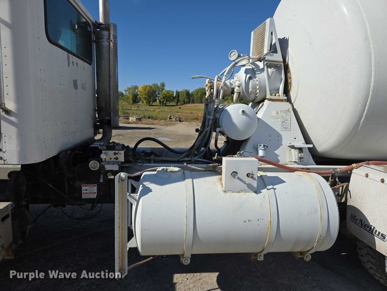 image for item EB1060 2003 International 5500i ready mix truck