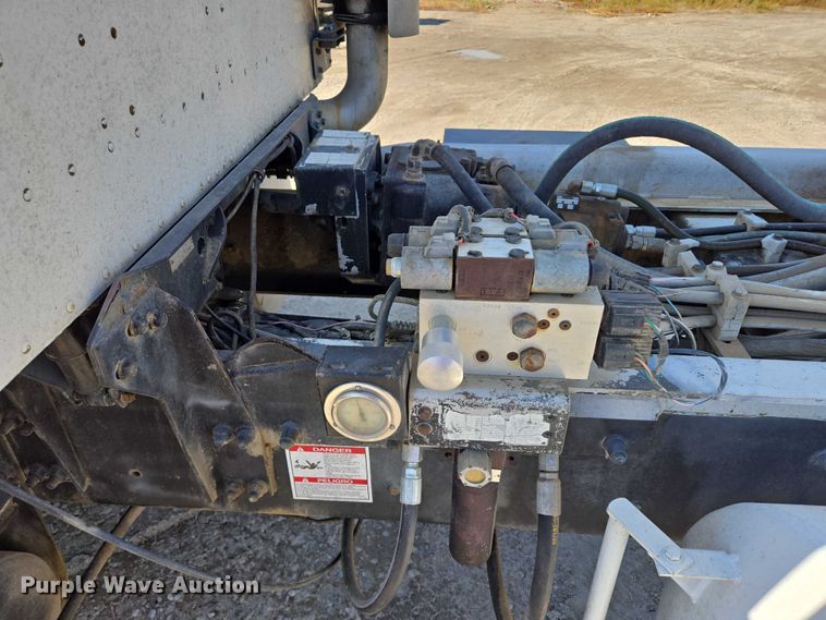 image for item EB1060 2003 International 5500i ready mix truck