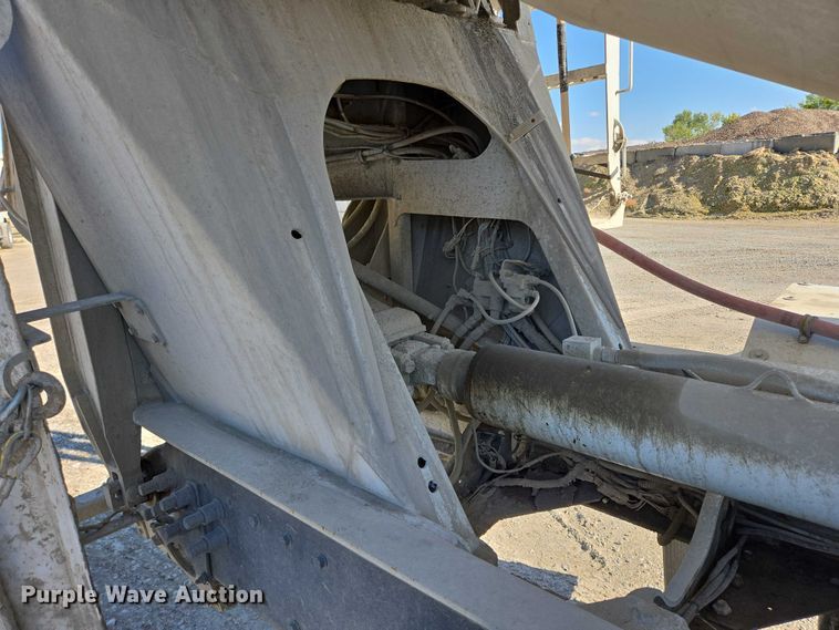 image for item EB1060 2003 International 5500i ready mix truck