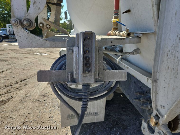 image for item EB1060 2003 International 5500i ready mix truck