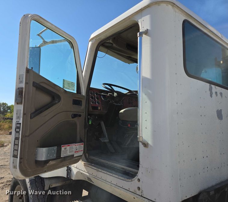 image for item EB1060 2003 International 5500i ready mix truck