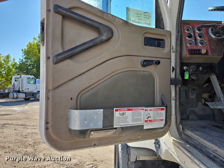 image for item EB1060 2003 International 5500i ready mix truck