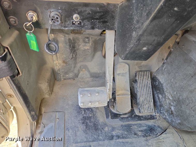 image for item EB1060 2003 International 5500i ready mix truck