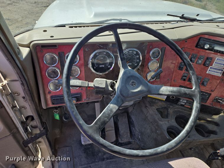 image for item EB1060 2003 International 5500i ready mix truck