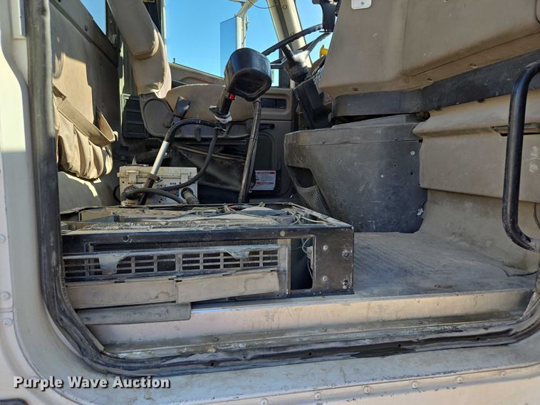 image for item EB1060 2003 International 5500i ready mix truck