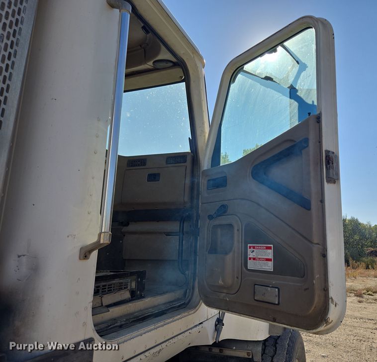 image for item EB1060 2003 International 5500i ready mix truck