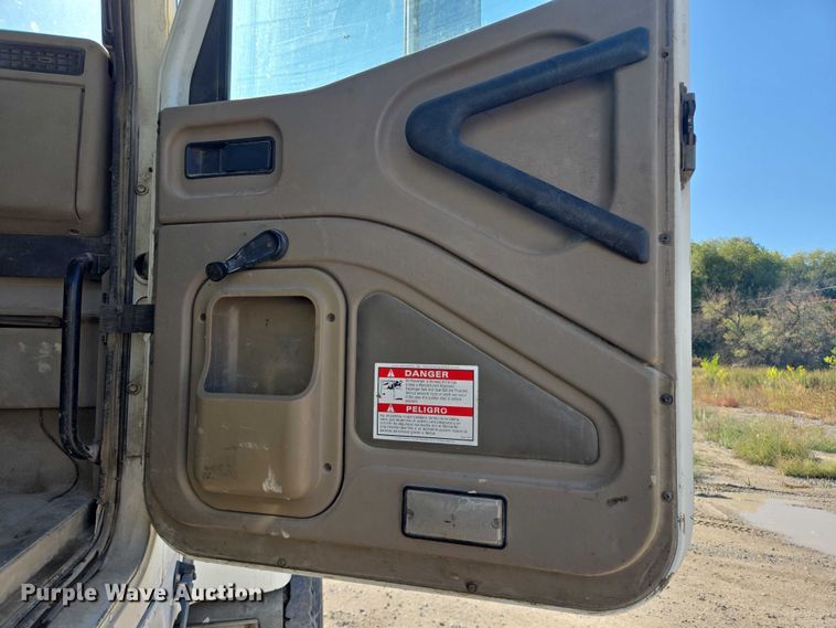 image for item EB1060 2003 International 5500i ready mix truck