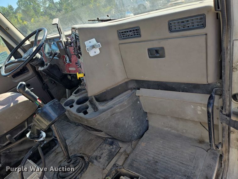 image for item EB1060 2003 International 5500i ready mix truck