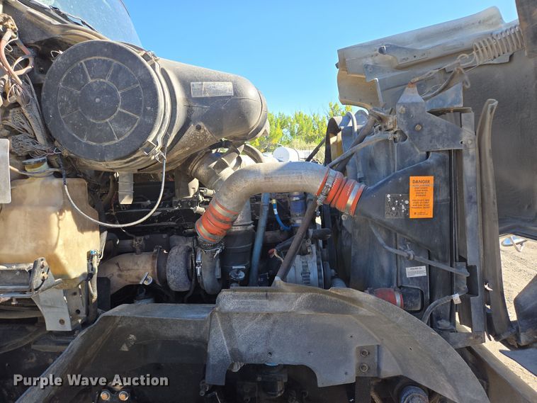 image for item EB1060 2003 International 5500i ready mix truck