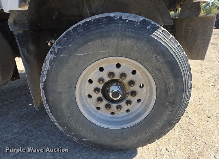 image for item EB1060 2003 International 5500i ready mix truck