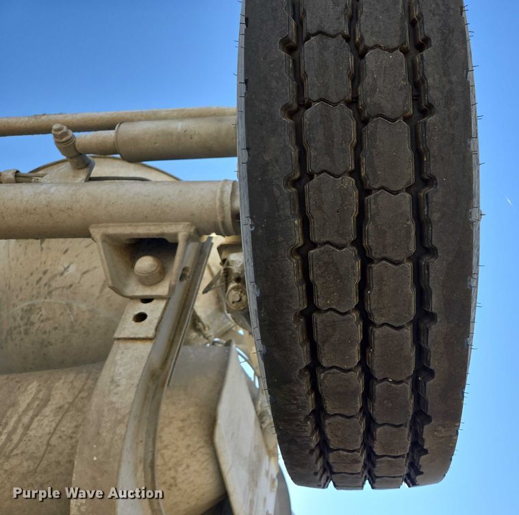 image for item EB1060 2003 International 5500i ready mix truck