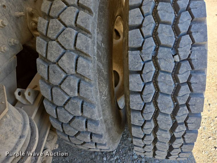 image for item EB1060 2003 International 5500i ready mix truck