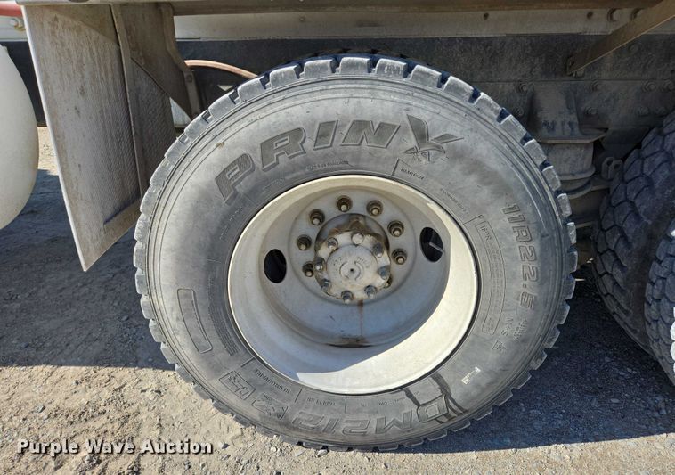 image for item EB1060 2003 International 5500i ready mix truck