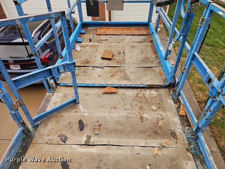 image for item EB8420 2004 Genie GS-5390 scissor lift