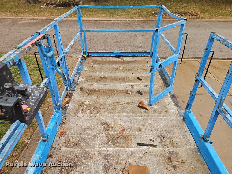 image for item EB8420 2004 Genie GS-5390 scissor lift