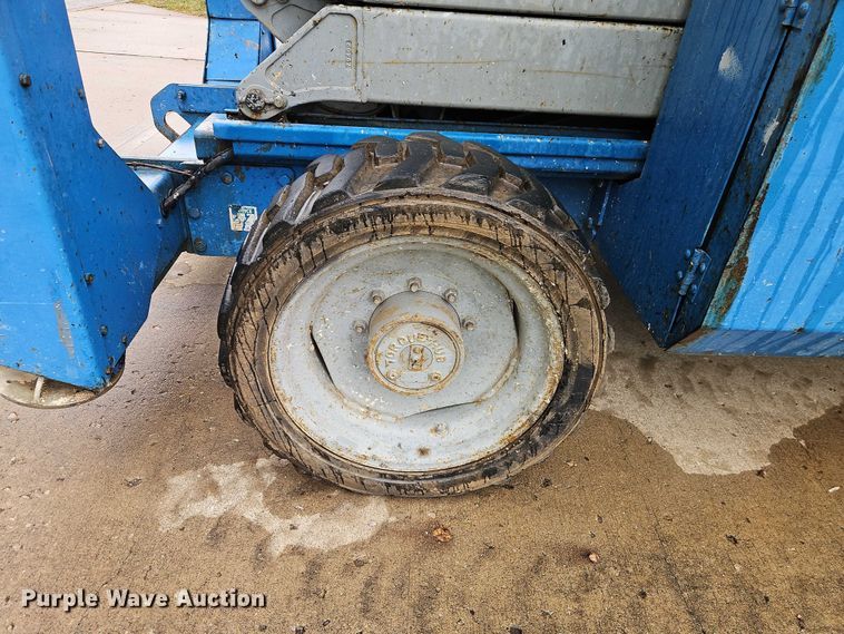 image for item EB8420 2004 Genie GS-5390 scissor lift