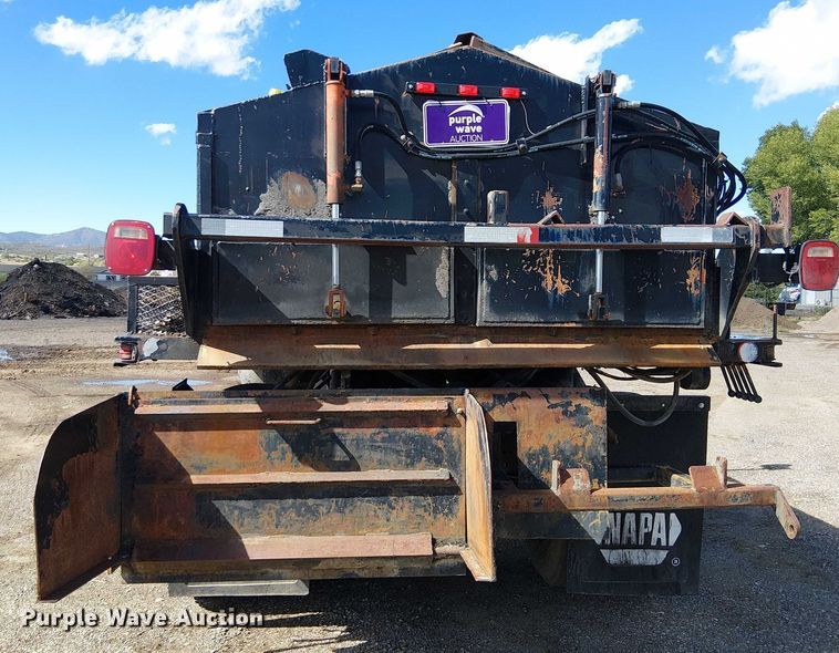 image for item EC1241 1990 GMC C7 asphalt patch truck