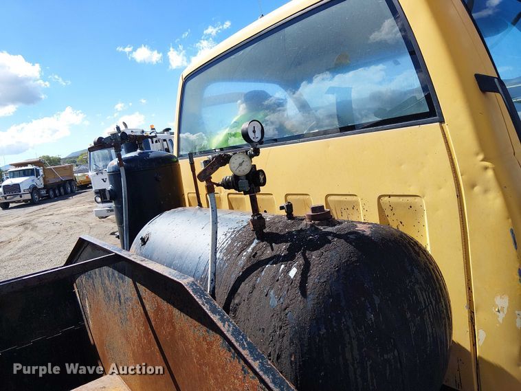 image for item EC1241 1990 GMC C7 asphalt patch truck