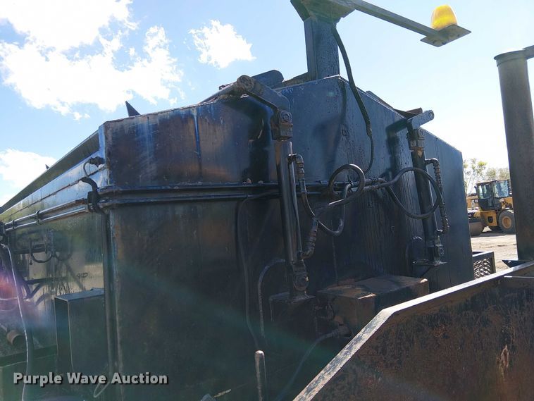 image for item EC1241 1990 GMC C7 asphalt patch truck