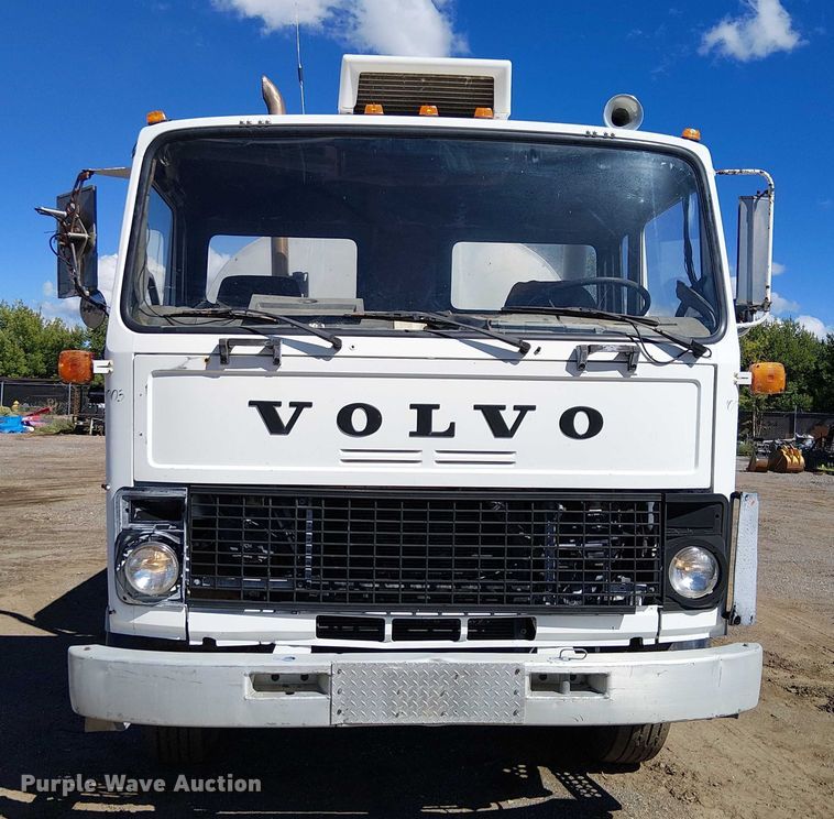image for item EC1242 1984 Volvo F700 oil distributor truck