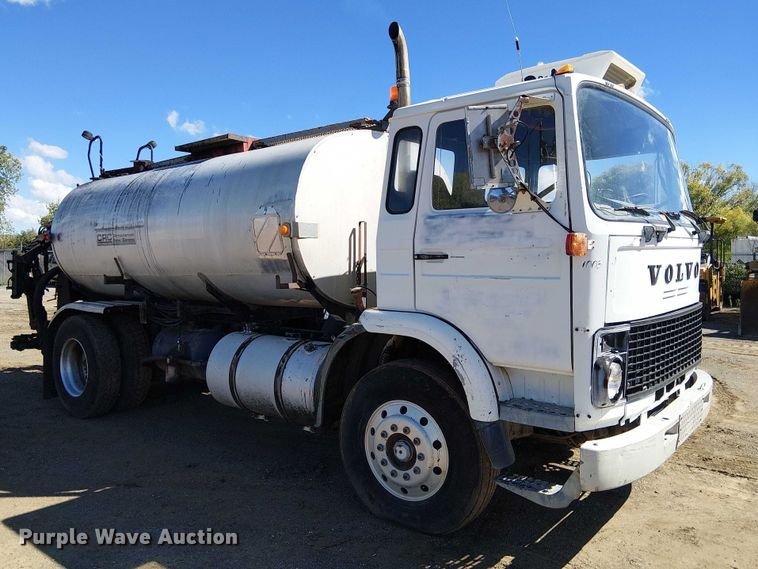 image for item EC1242 1984 Volvo F700 oil distributor truck