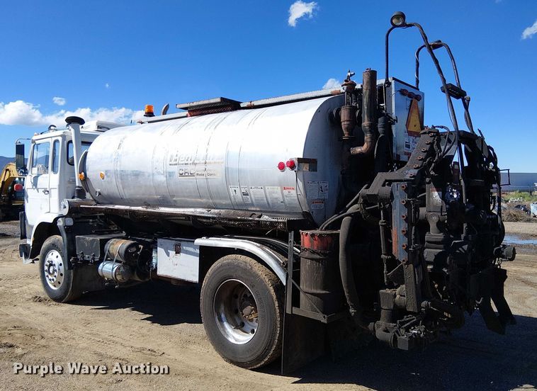 image for item EC1242 1984 Volvo F700 oil distributor truck