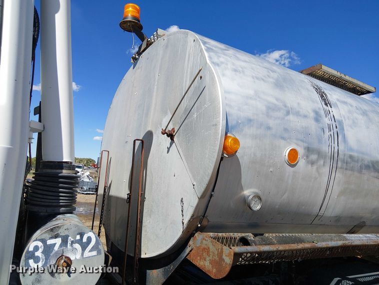 image for item EC1242 1984 Volvo F700 oil distributor truck