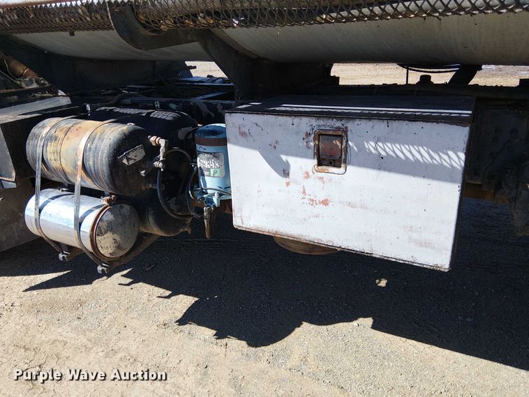 image for item EC1242 1984 Volvo F700 oil distributor truck