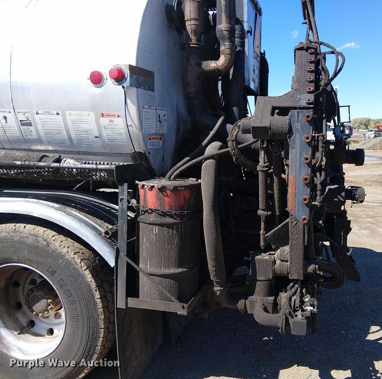 image for item EC1242 1984 Volvo F700 oil distributor truck