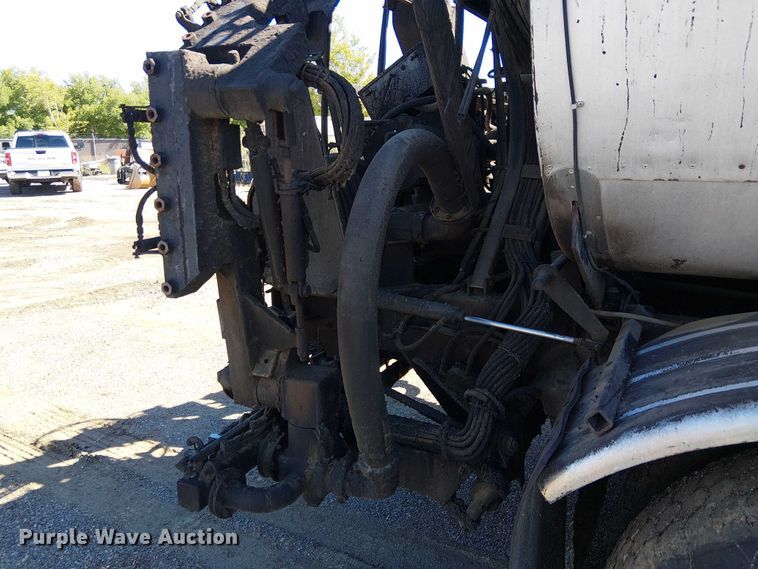 image for item EC1242 1984 Volvo F700 oil distributor truck