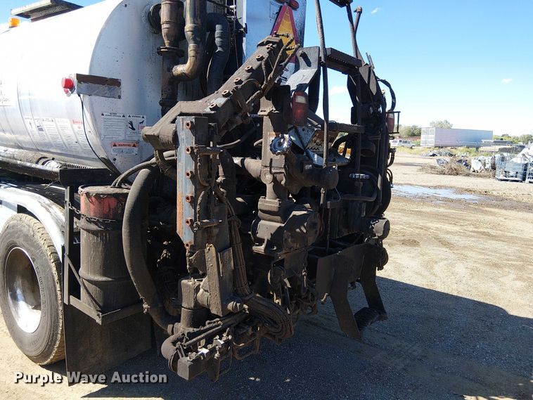 image for item EC1242 1984 Volvo F700 oil distributor truck