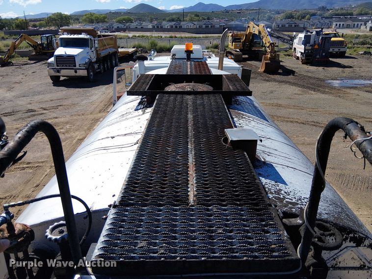 image for item EC1242 1984 Volvo F700 oil distributor truck