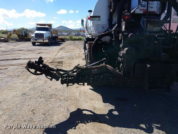 image for item EC1242 1984 Volvo F700 oil distributor truck