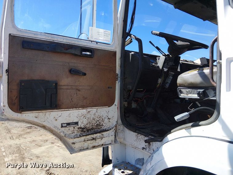 image for item EC1242 1984 Volvo F700 oil distributor truck