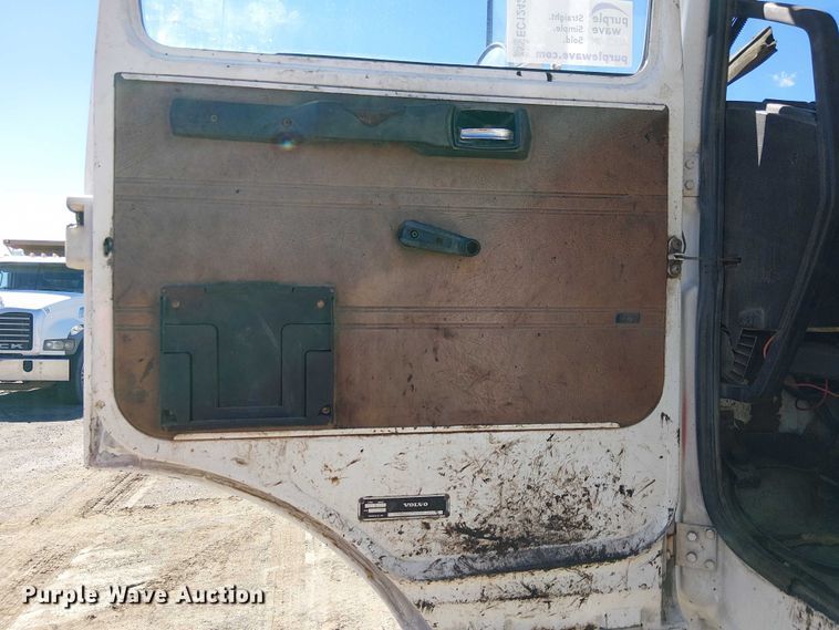 image for item EC1242 1984 Volvo F700 oil distributor truck