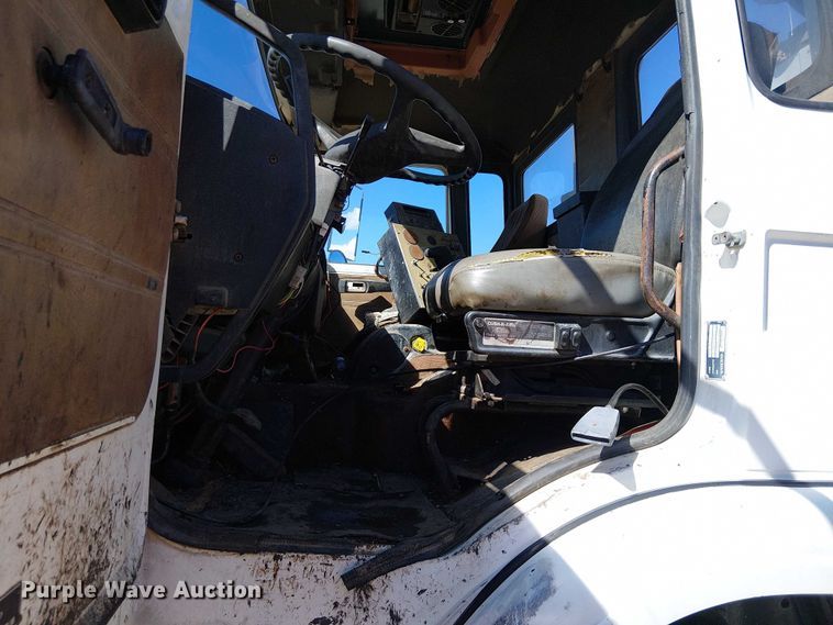 image for item EC1242 1984 Volvo F700 oil distributor truck